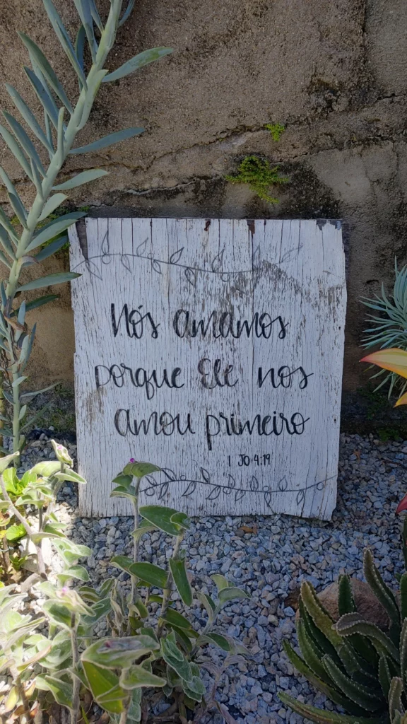 Versículo bíblico "Nós amamos porque Ele nos amou primeiro"