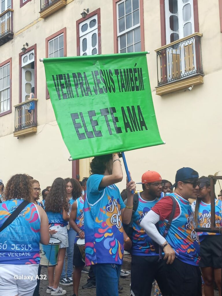 Frase Vem para Jesus também, ele te ama. Usada em diversos momentos do evangelismo de carnaval em ouro preto