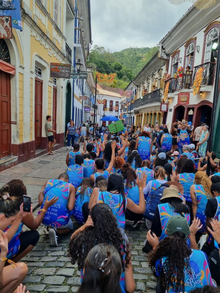 Momento do desfile do bloco Jesus é bom a beça em que nos ajoelhamos e oramos pelas pessoas e pela cidade