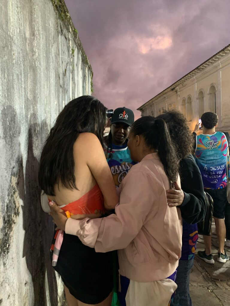 Momento do resgate em que duas jovens foram ministradas enquanto aguardavam o UBER para retornarem para casa.